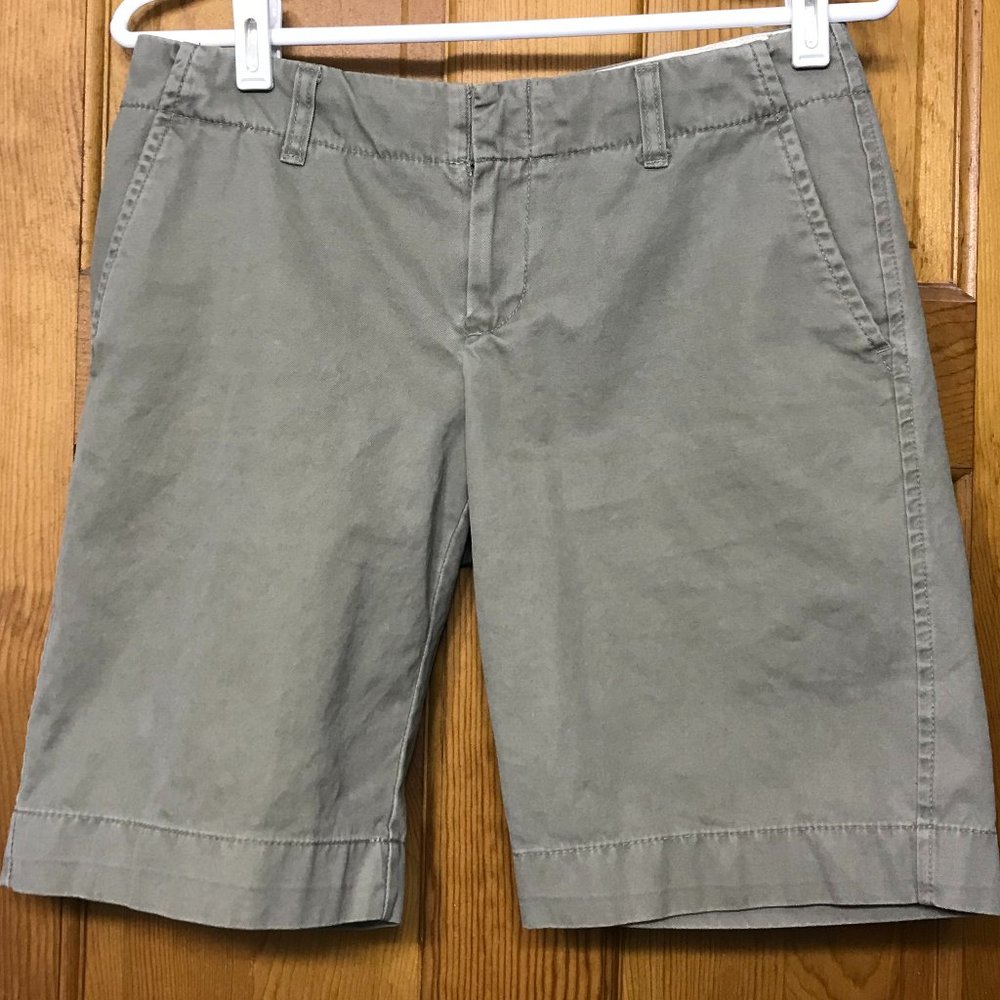 Gap size 4  olive Bermuda shorts